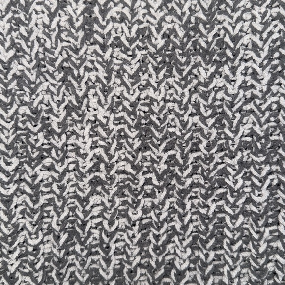 American eagle grey sweater small 

Euc - Picture 3 of 5